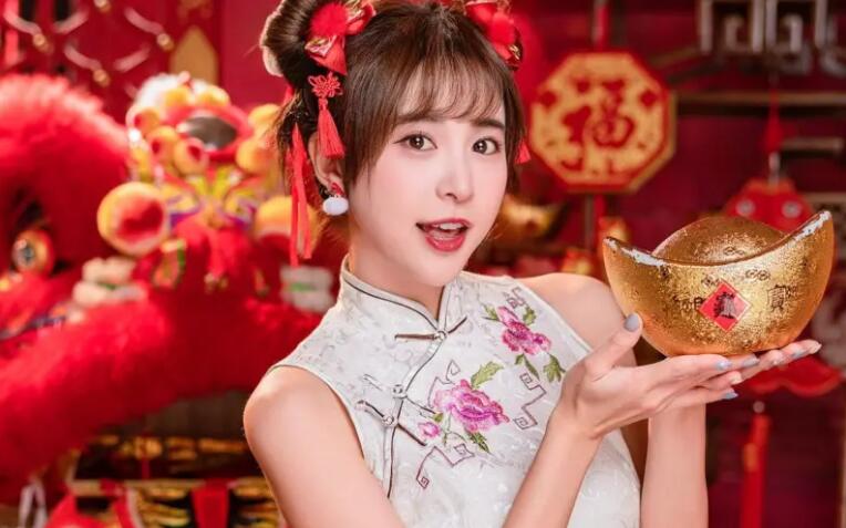 樂天女孩孟潔穿「激短旗袍裝」拜年！一舉動疑走光　留無限遐想